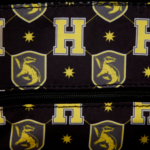 Sac à bandoulière Loungefly Harry Potter Poufsouffle "Université" détails