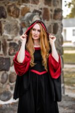Robe à capuche - Isolde - Noir et rouge – Image 5