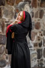Robe à capuche - Isolde - Noir et rouge – Image 4