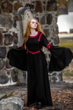 Robe à capuche - Isolde - Noir et rouge