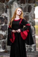 Robe à capuche - Isolde - Noir et rouge – Image 2