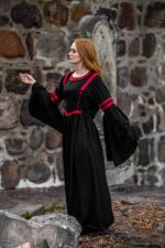 Robe à capuche - Isolde - Noir et rouge – Image 9