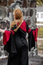 Robe à capuche - Isolde - Noir et rouge – Image 8