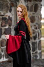 Robe à capuche - Isolde - Noir et rouge – Image 7