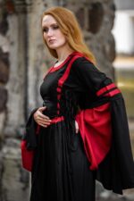 Robe à capuche - Isolde - Noir et rouge – Image 6
